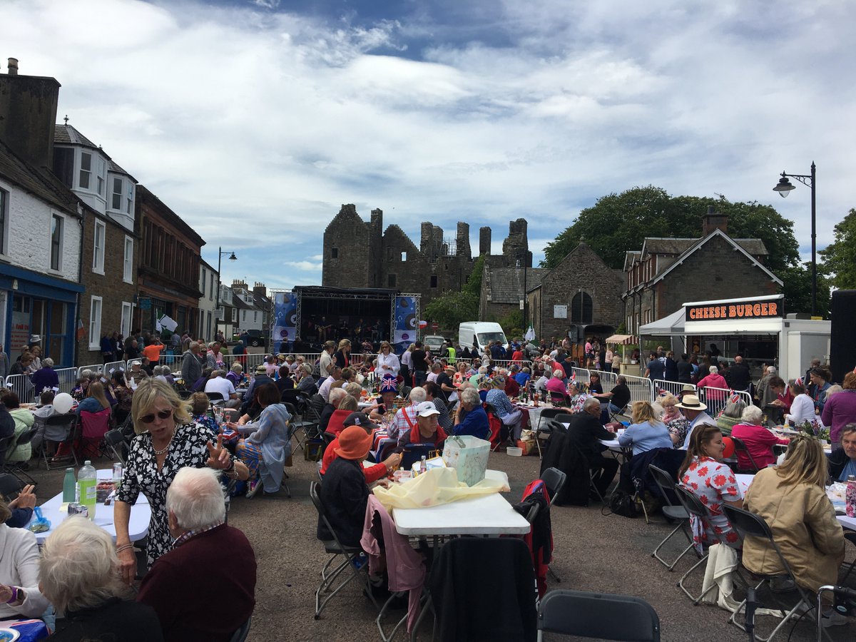 GerryHassan's tweet photo. Glorious weather &amp; really convivial atmosphere in Kirkcudbright over the weekend. People coming for #SpringFling2022 art &amp; crafts, to enjoy live music &amp; have a street party &amp; mark the #PlatinumJubilee. Am not pro-monarch but understand people coming together for fun &amp; connection. https://t.co/yLL8Z5jCuF