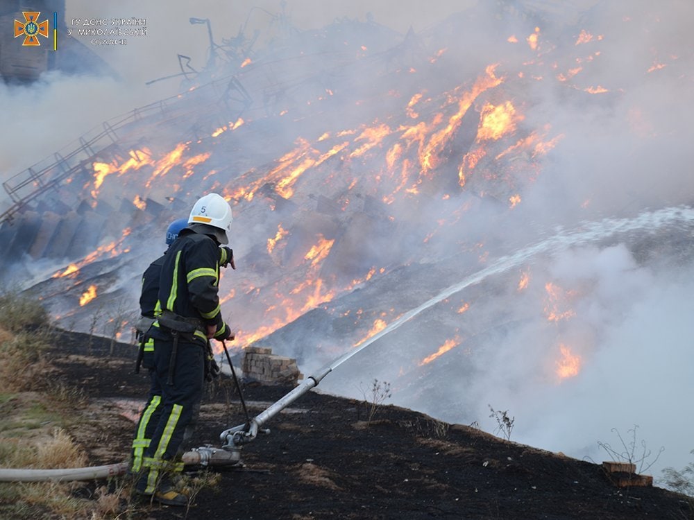 hugeglassofmilk's tweet photo. Graanopslag in Nikolaev gisteren geraakt door raket. Schade aan twee magazijnen volgens lokale brandweer. 1 verwoest en 1 beschadigd. #RussianUkrainewar 

geolocatie: 46.850918529024156, 31.982567984356038 https://t.co/2Cu1UaX2FA