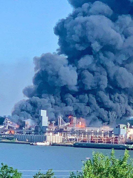 hugeglassofmilk's tweet photo. Graanopslag in Nikolaev gisteren geraakt door raket. Schade aan twee magazijnen volgens lokale brandweer. 1 verwoest en 1 beschadigd. #RussianUkrainewar 

geolocatie: 46.850918529024156, 31.982567984356038 https://t.co/2Cu1UaX2FA