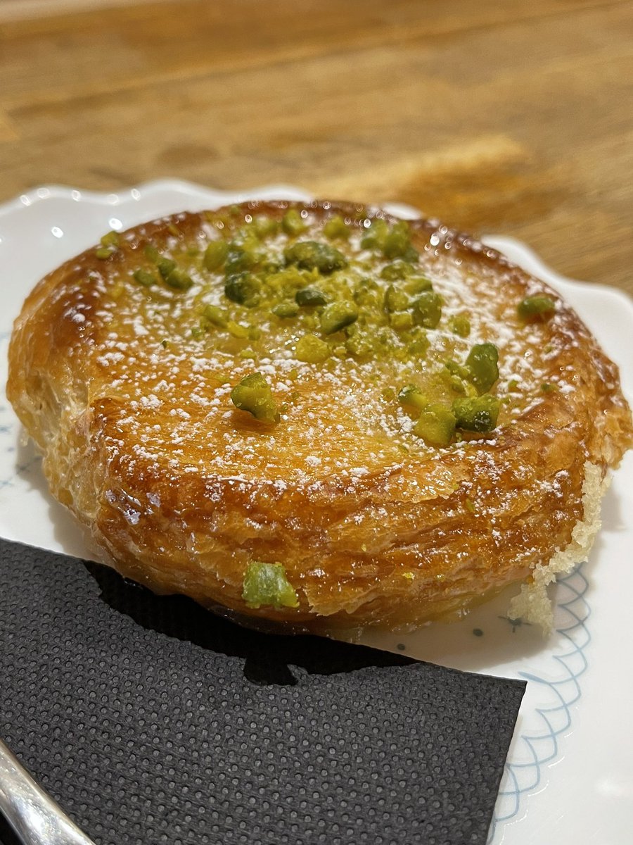 latribudechacha's tweet photo. Bing je viens d’arriver à Roubaix &amp; la première chose que je fais c’est de craquer sur un kouign Amann de chez Monsieur M ! 

#OpenRoubaix https://t.co/DweC59OlSo