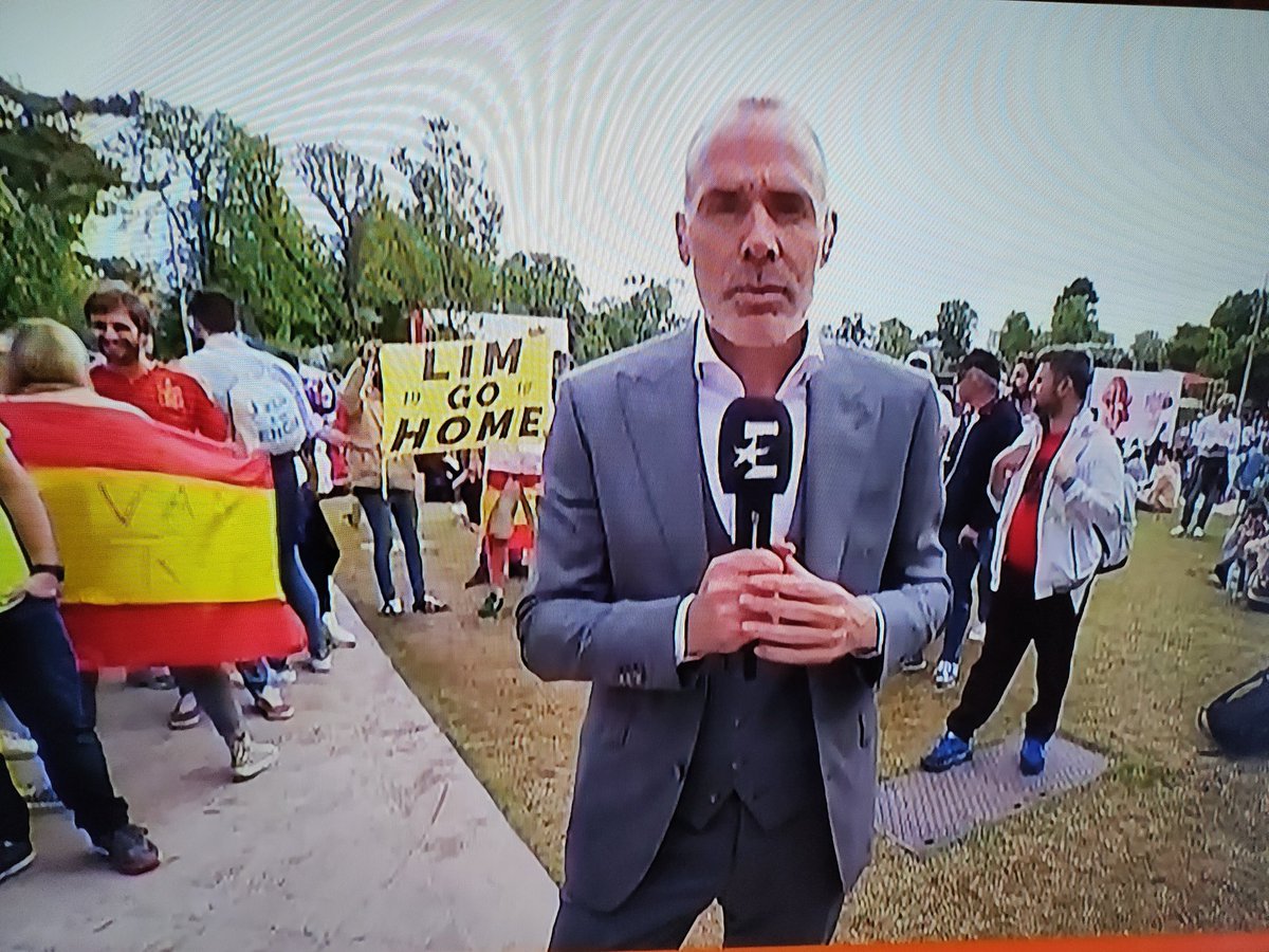 AntiMeriton_'s tweet photo. Ayer lo de Manuel Carrasco y hoy me encuentro con esto. 

HONOR A LOS QUE DEFIENDEN ESTE ESCUDO! 🦇

#LimGoHome https://t.co/0QpEZ5Bqil