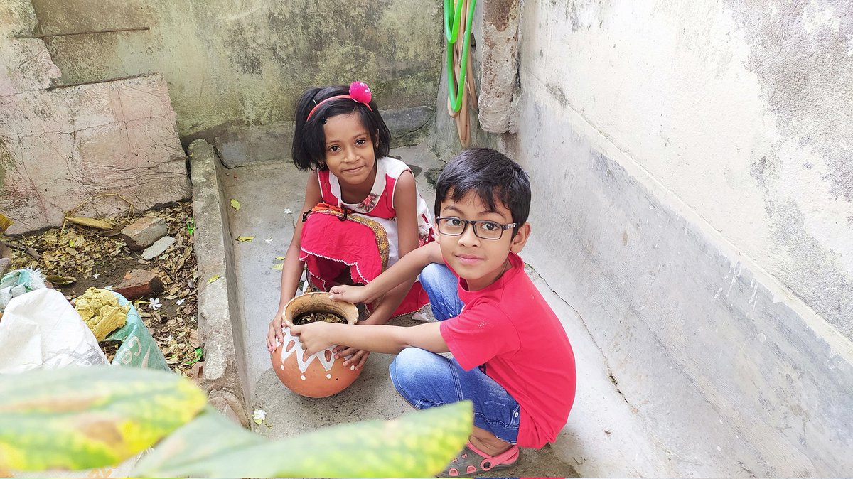 SoumiLaha6's tweet photo. মাটি পরিবেশের সেই অবিচ্ছিন্ন অংশ যাকে ছাড়া পরিবেশকে পরিবেশ রূপে গণ্য করা যায় না। আমরা আমাদের আশেপাশে যা দেখি তার সব কিছুরই উৎস হল মাটি। এক কথায় বলা যেতে পারে মাটিই পরিবেশ। WORLD ENVIRONMENT DAY. #SaveSoilSaveEnvironment https://t.co/DZCKci6Bop