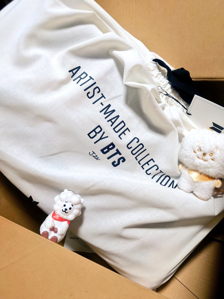 sinchim_35's tweet photo. 実は先週届いてたジンくんの枕〜💜💜💜
もったいなくてずっと開けられなかった〜笑
早くこれで寝るんだ☺️💜💜💜
#BTS #artistmadecollection #byJIN
#JIN https://t.co/1oDGFy1M8J