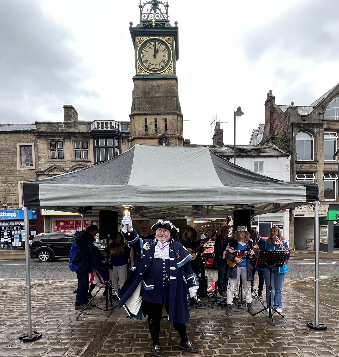 Very powerful and moving service today at @otley_urc for both Pentecost and #PlatinumJubilee. Followed by joyful and uplifting street party at Otley Market Square with @WoolpackStudios and @OtleyUkuleleOrc. Thanks to Terry Ford our champion bellman too!