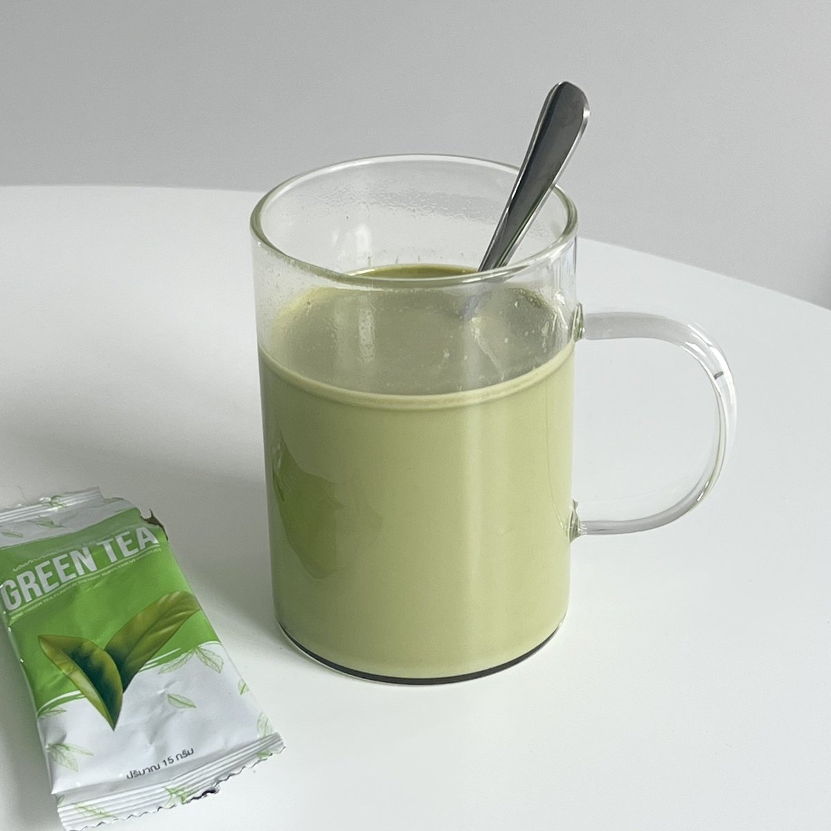itfeelstory's tweet photo. ขาดชาเขียวไม่ได้จริงๆ🍵 เลยลองมากินอันนี้ อร่อยย เข้ม หอมชาเขียวมาก กินแบบไม่ต้องกลัวอ้วนเลย ซองละแค่ 60 แคล ชอบชงใส่กระติกไว้กิน อิ่มนาน หรือชงกินตอนกลางคืนก็ยังได้ ฮีลใจที่สุด น้องช่วยเรื่องเผาผลาญด้วยนะ https://t.co/IaKvysAuku