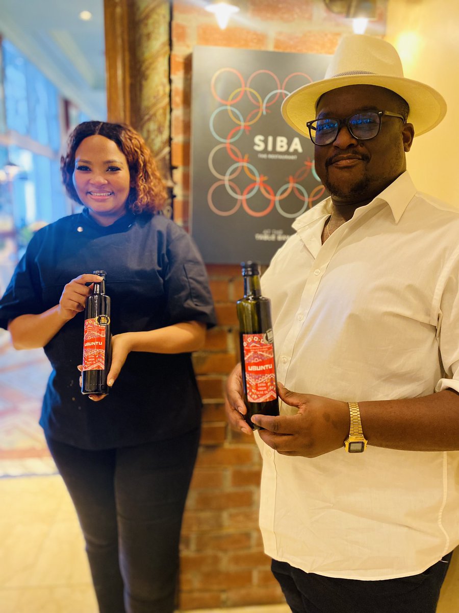 LoyisoManga1's tweet photo. Lovely meeting Siba and Brian Mtongana at her restaurant in Table Bay Hotel! Introduced her to South Africa’s favourite Extra Virgin Olive Oil and she loves it. Her restuarant is a must visit, top tier stuff this. Siba Mtongana is black excellence 💯

#ubuntuevoo #sibamtongana https://t.co/QMv804tyQo