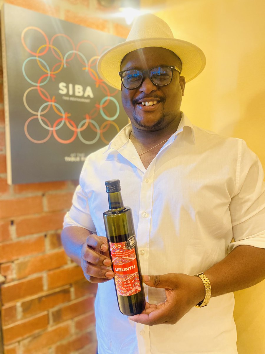 LoyisoManga1's tweet photo. Lovely meeting Siba and Brian Mtongana at her restaurant in Table Bay Hotel! Introduced her to South Africa’s favourite Extra Virgin Olive Oil and she loves it. Her restuarant is a must visit, top tier stuff this. Siba Mtongana is black excellence 💯

#ubuntuevoo #sibamtongana https://t.co/QMv804tyQo