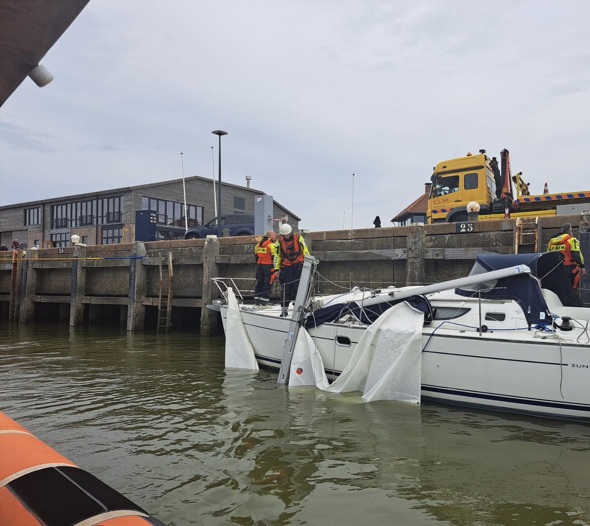 Prio 1, mast overboord vanmorgen, met spoed naar t jacht, 3 vrijwilligers overgezet, geen gewonden. Geheel meegenomen naar Harlingen. Mast geborgen door bergingsbedrijf C.L international #wadden #zeilen #omropfryslan #watersport