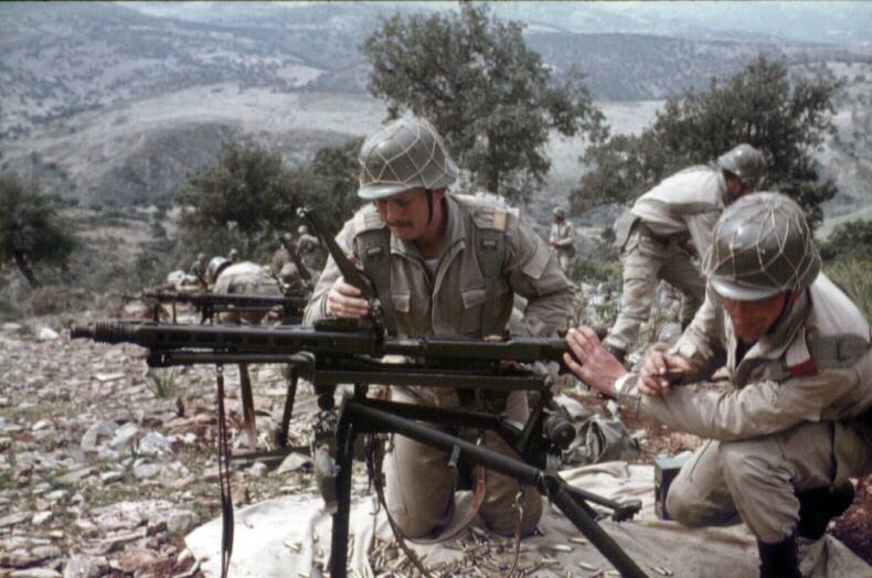 AccAxis's tweet photo. Spanish troops of the 54th Infantry Regiment of the Ejército de Tierra on maneuvers near the town of the Serrania de Ronda in southern Spain in 1980. Older model of the M42 helmet is used here and they appear to be servicing an MG3 machine gun. https://t.co/8JrFHYYWCC