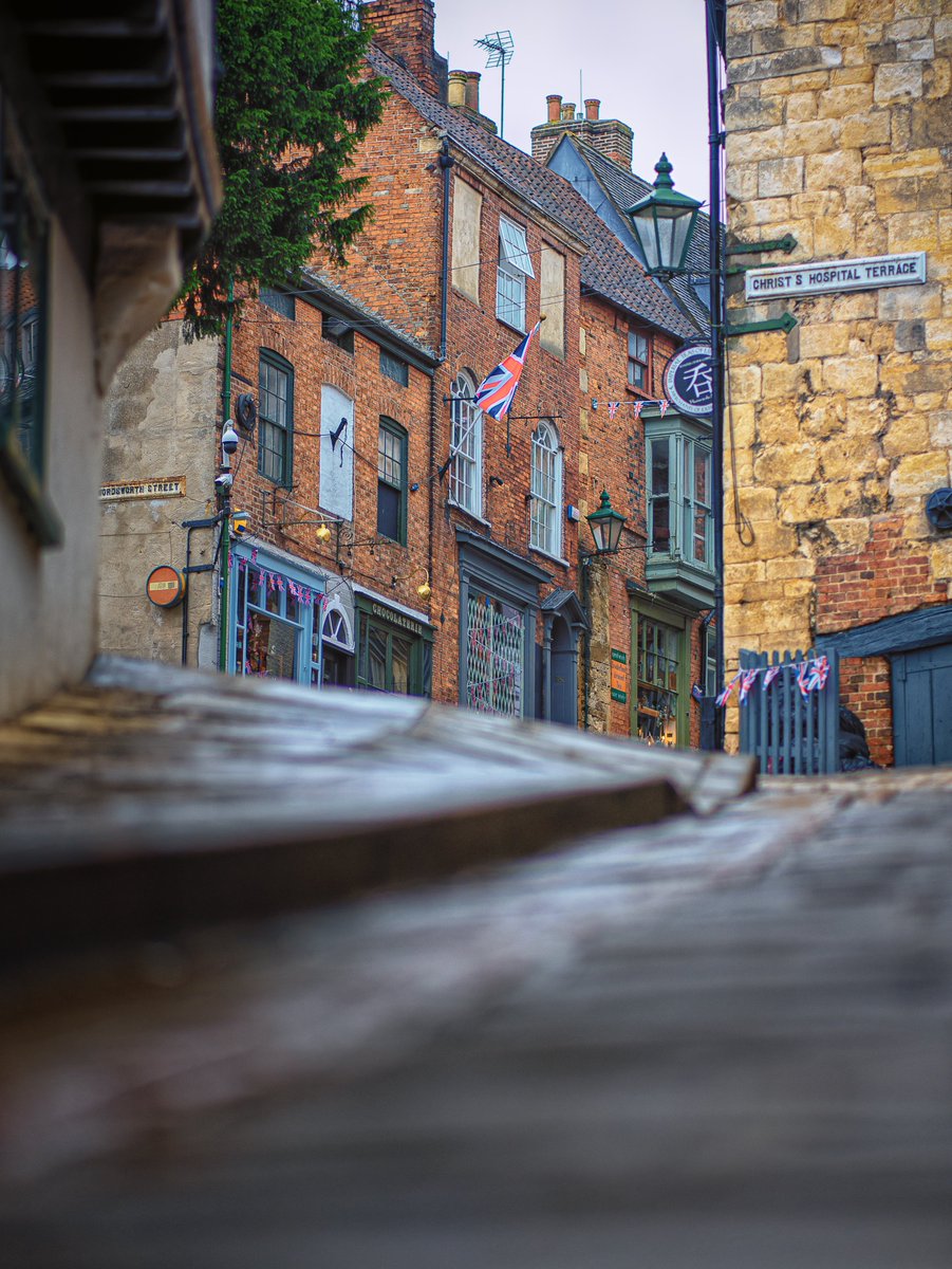 Why's it called Steep Hill? Oh no reason 😬

#lovelincoln #visitlincoln #steephill #cobbles #ThePhotoHour #differentperspectives #yellowbelly