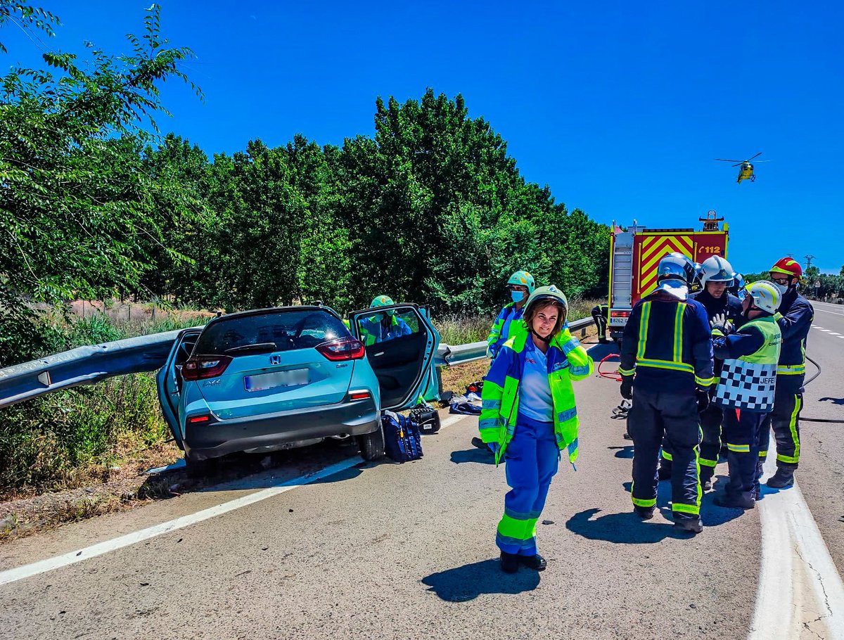 CValdaracete's tweet photo. Seis personas han resultado heridas en una colisión entre dos coches en #Valdaracete (#M221/#M222).

Hay un herido grave, rescatado por #BomberosCM y evacuado por el #SUMMA112 tras estabilizarlo. Además hay 5 potenciales.

Investiga @guardiacivil.
Vía @112cmadrid https://t.co/mjADXMJjXP