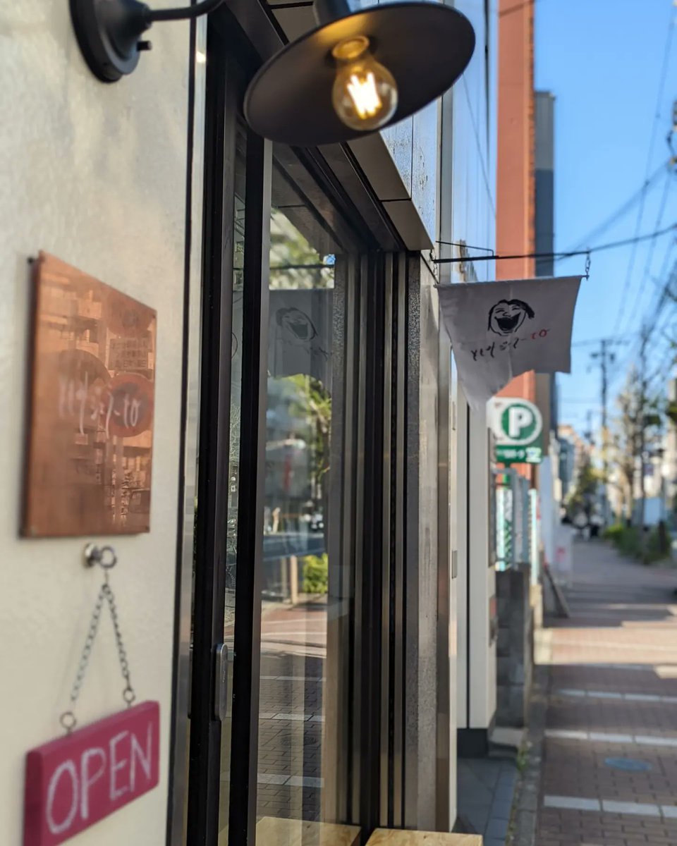 furan_osakacafe's tweet photo. 京都河原町から徒歩圏内にある「ともみジェラーto」。濃厚なのにさっぱりでとても美味しいジェラート専門店。ジェラート3種盛りをいただきました。王道ですがミルクのジェラートが今まで食べた中でも飛び抜けて美味しく感じました。山椒とかとうがらしとか変化球も。暑い夏のお供に是非。#京都カフェ https://t.co/1suElgGxQB