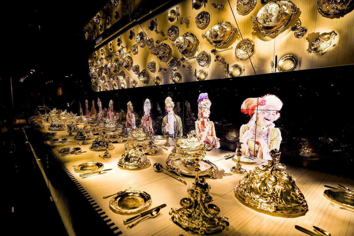 NVPORTUGAL's tweet photo. #Culture : Le trésor de la Couronne Royale du Portugal 🇵🇹, habituellement protéger par l'un des plus grands coffre fort du monde, est désormais exposé au nouveau "Musée Royal du Trésor" !

Le musée et ses trésors a été inauguré par le président portugais Marcelo Rebelo lui même. https://t.co/EKsmjmkMbe