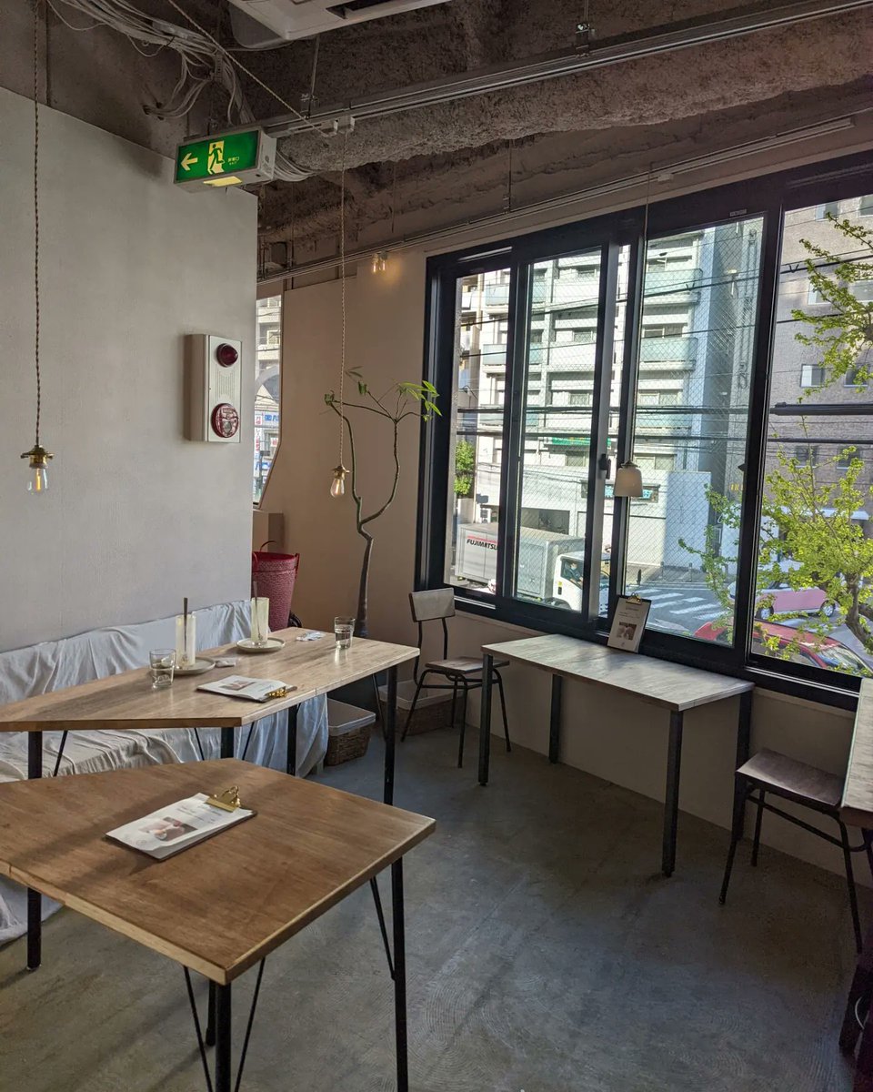 furan_osakacafe's tweet photo. 京都河原町から徒歩圏内にある「ともみジェラーto」。濃厚なのにさっぱりでとても美味しいジェラート専門店。ジェラート3種盛りをいただきました。王道ですがミルクのジェラートが今まで食べた中でも飛び抜けて美味しく感じました。山椒とかとうがらしとか変化球も。暑い夏のお供に是非。#京都カフェ https://t.co/1suElgGxQB