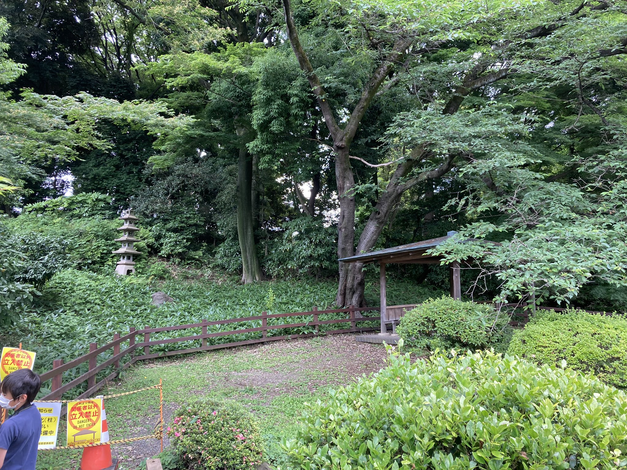 ヾ D ノ 簀巻き 今日は言の葉の庭とニューオータニのコラボルームに泊まってパティスリーsatukiで食事したり新宿御苑に行ったりで一日中充実した休みだった ただ あの東屋が老朽化で立ち入り禁止だったのが結構ショックだった 言の葉の庭