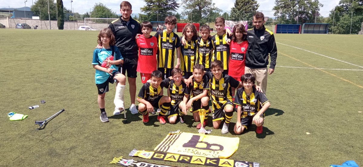 BarakaldoCF's tweet photo. 🏆 TORNEOS | XXXIX Juegos Escolares de Euskadi:

• Alevín 2010 1-1 Danok Bat
• Alevín 2010 6-0 CD Getxo

Con estos resultados nuestro Alevín se proclama campeón de la actual edición.

Zorionak txapeldunak! 👏

#GoazenBaraka 🟡⚫ https://t.co/zAMy44KZOG