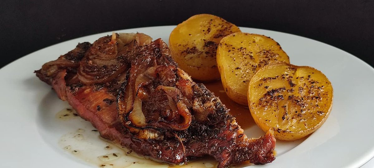 Sixtyfour37's tweet photo. Mi madre sigue convencida de que estoy en edad de crecimiento. El plato tiene un diámetro de 33cm.
🤦♀️😂
Costillas de cerdo con patatas y cebolla al horno.
#lunchforone
#eneltupperaúnhaymás https://t.co/ZVRWH1dXXN