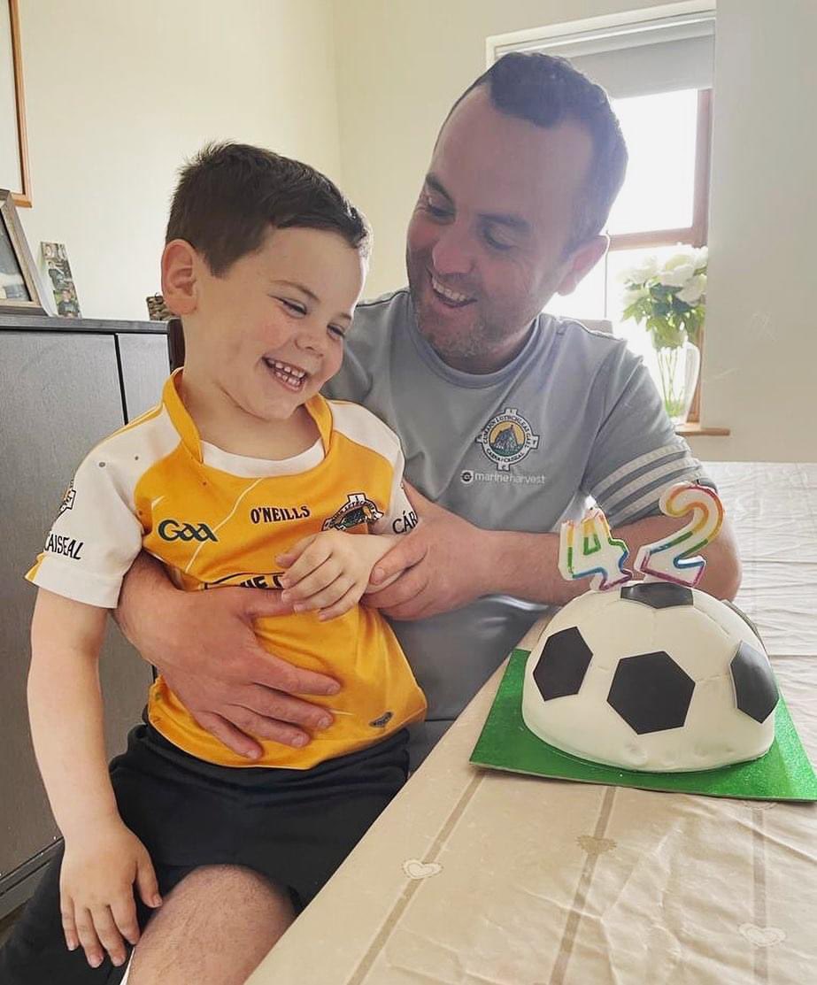 Geruichualain's tweet photo. Lá breithe shona Daidí @eamonnanchnoic #42 🎂🎁🎉🎈🏐🥳😘Xxx https://t.co/qrMuTBU2g8