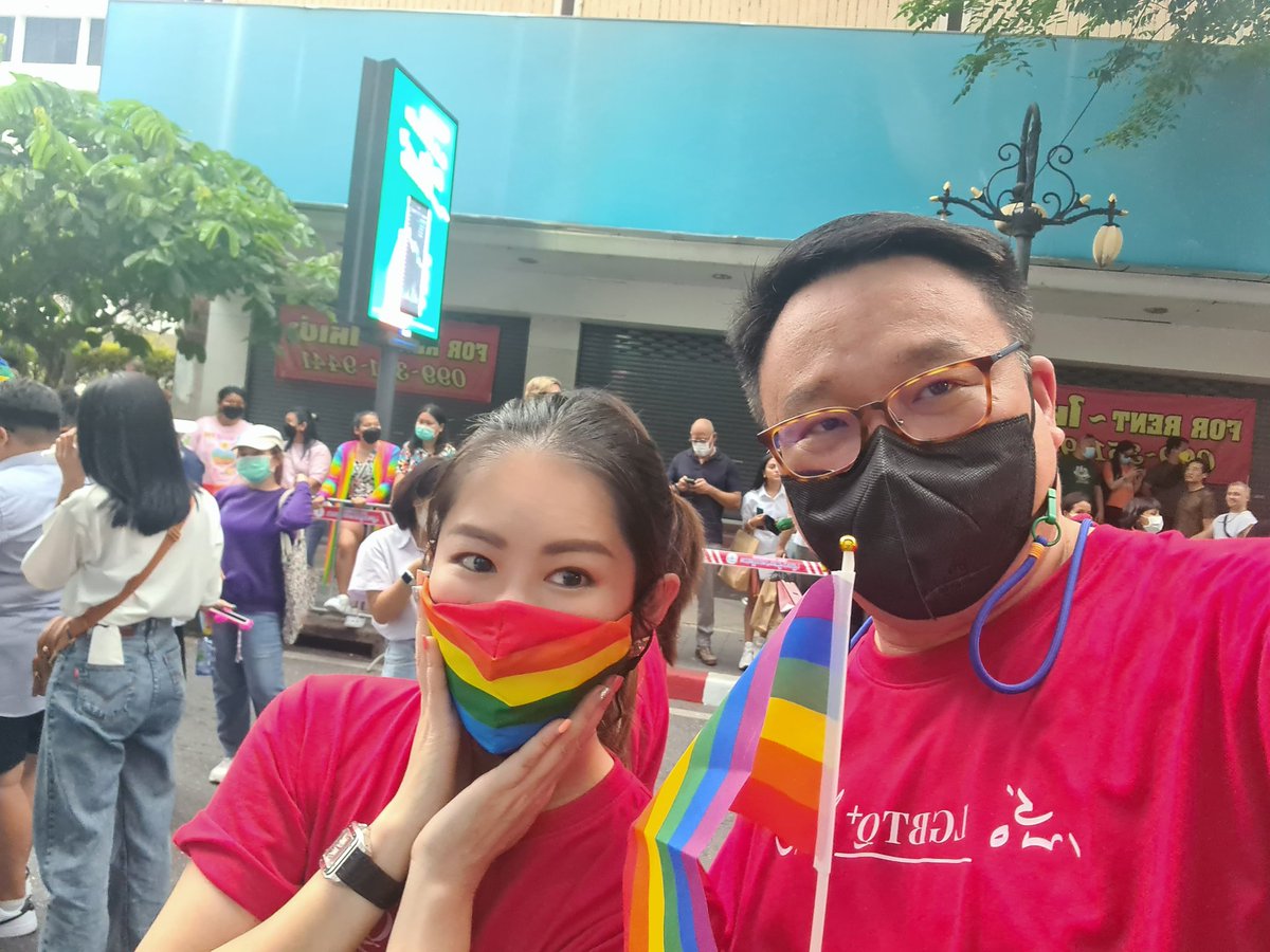 jamornvivat's tweet photo. ไปร่วมงาน #���ฤมิตไพรด์ ที่สีลม ดีใจที่เห็นความตื่นตัวและความเปิดกว้างเพื่อความเสมอภาคในทุกมิติ

พรบ #สมรสเท่าเทียม ที่ค้างอยู่ในสภา ยืนยันมติของพรรคเพื่อไทยว่าเราเห็นชอบครับ https://t.co/VYs5m0bBck