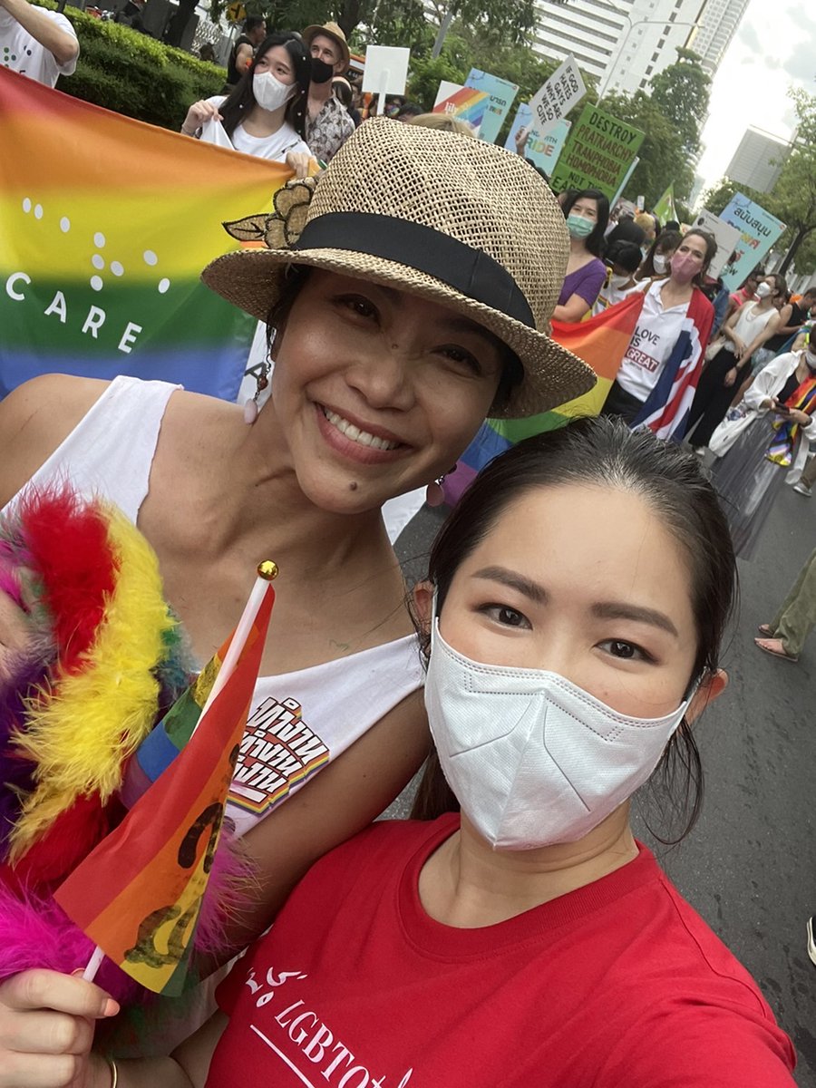 jamornvivat's tweet photo. ไปร่วมงาน #���ฤมิตไพรด์ ที่สีลม ดีใจที่เห็นความตื่นตัวและความเปิดกว้างเพื่อความเสมอภาคในทุกมิติ

พรบ #สมรสเท่าเทียม ที่ค้างอยู่ในสภา ยืนยันมติของพรรคเพื่อไทยว่าเราเห็นชอบครับ https://t.co/VYs5m0bBck