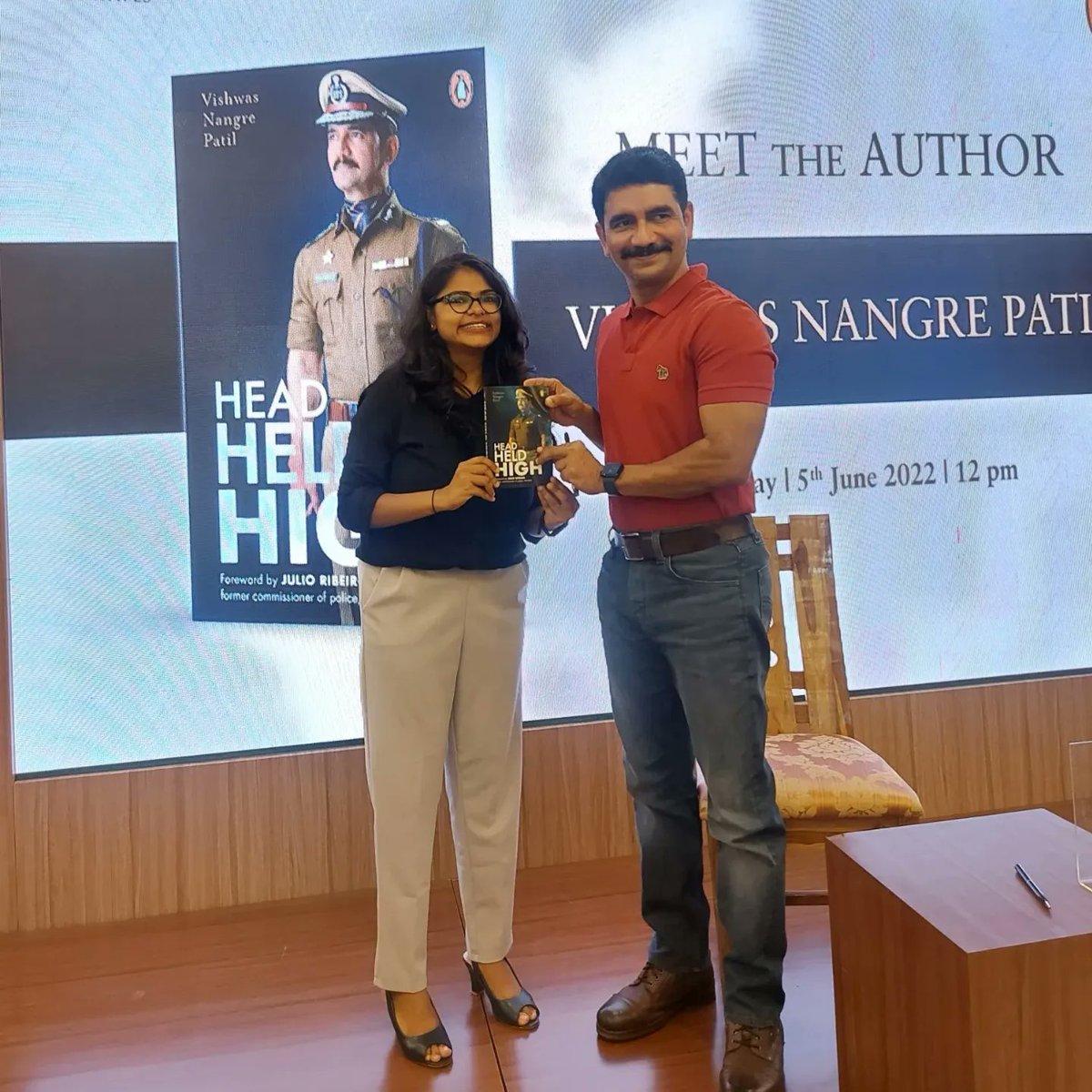 vidhya_thakkar's tweet photo. Book-signing session of Head held high by @vishwasnp published by @PenguinIndia at @titlewavesMUM
#booklaunch #booksigningsession https://t.co/6k6jkuIQza