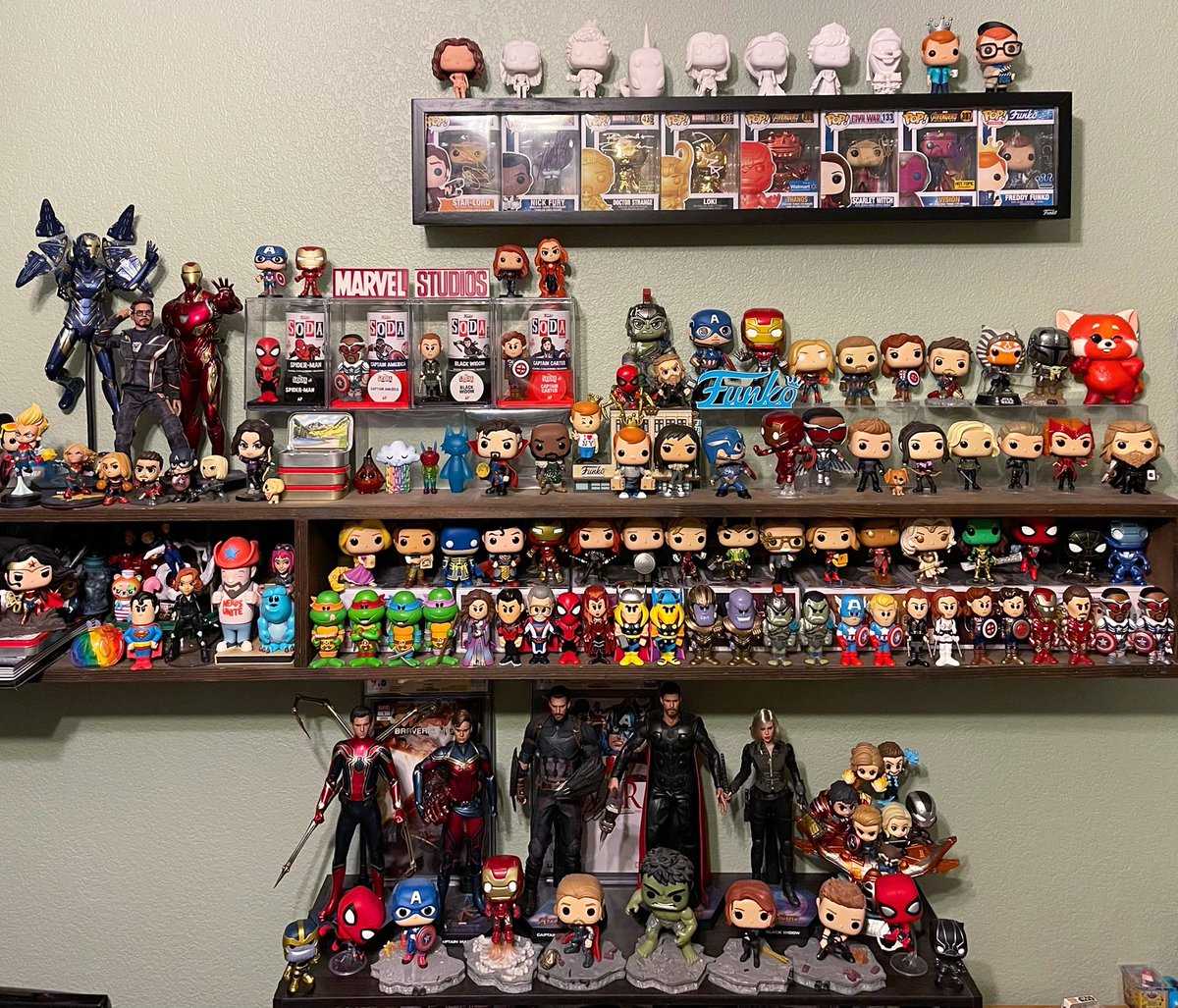 megstocker's tweet image. Some fun adds/adjustments to my home office zone for #ShelfieSunday! Such a happy space! 

👑 : @originalfunko + many more!
📷 : Shelfie Sunday 
🌟 : Everyone!

#funko #funkopop #funkosoda #hottoys #cosbaby #marvel #MCU #avengers #disney #tmnt #starwars #DC #coloradofunko