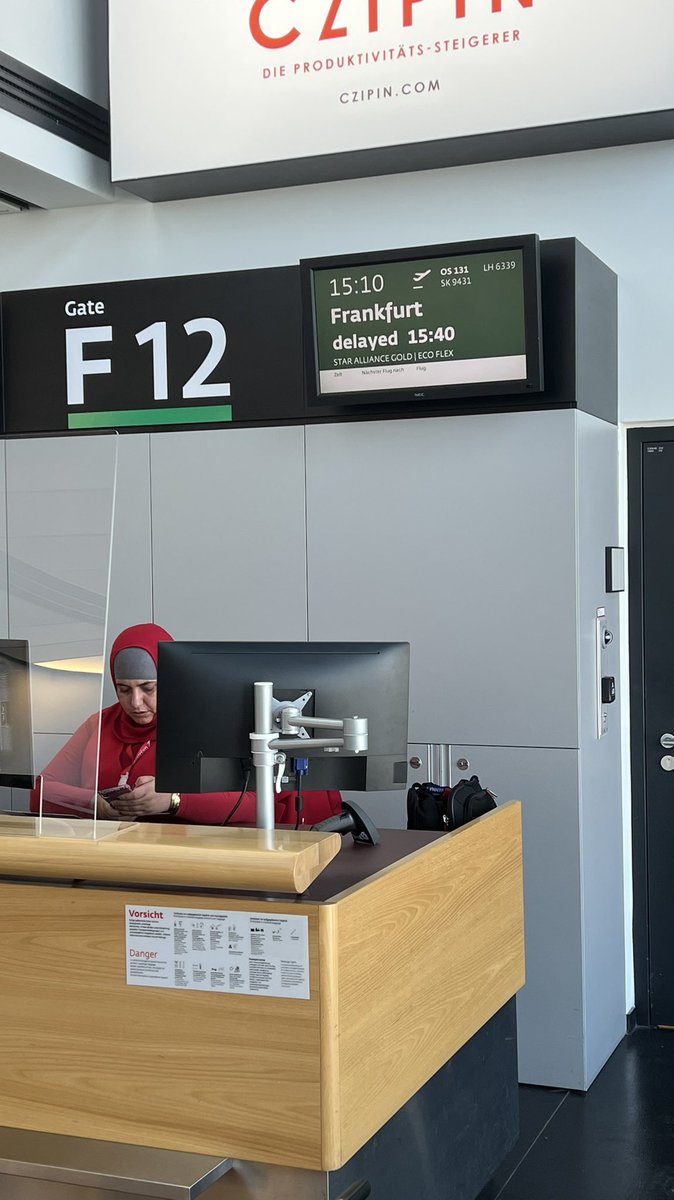 theisener's tweet photo. Ich hasse Verspätungen @_austrian https://t.co/V70jN61Qqr