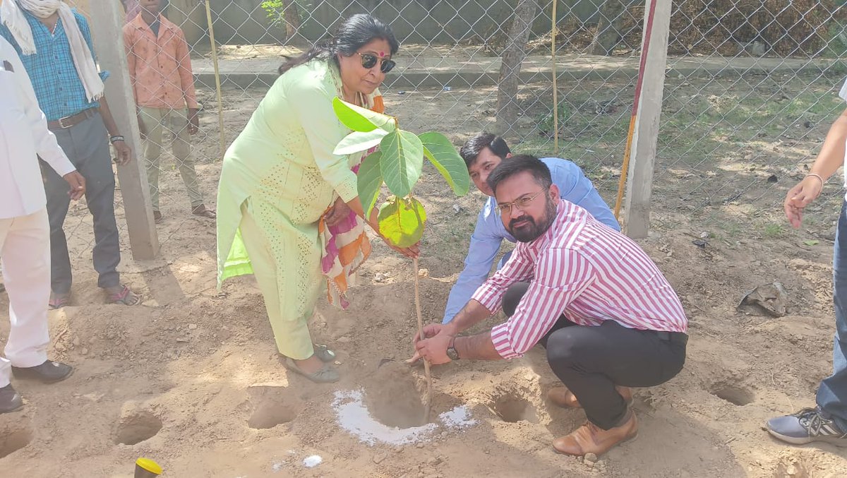 AMRUTCityGzb's tweet photo. ULB code- 800734
विश्व पर्यावरण दिवस के अवसर पर माननीय महापौर श्रीमती @Mayor_Ghaziabad जी एवं नगर आयुक्त श्री @MSTawarIAS जी ने वृक्षारोपण कर पर्यावरण में अपना योगदान सुनिश्चित किया। समस्त नगरवासी पर्यावरण संरक्षण हेतु अधिक से अधिक वृक्षों का रोपण करें।
#SwachhSurvekshan2022 https://t.co/mwhxQfIPSH