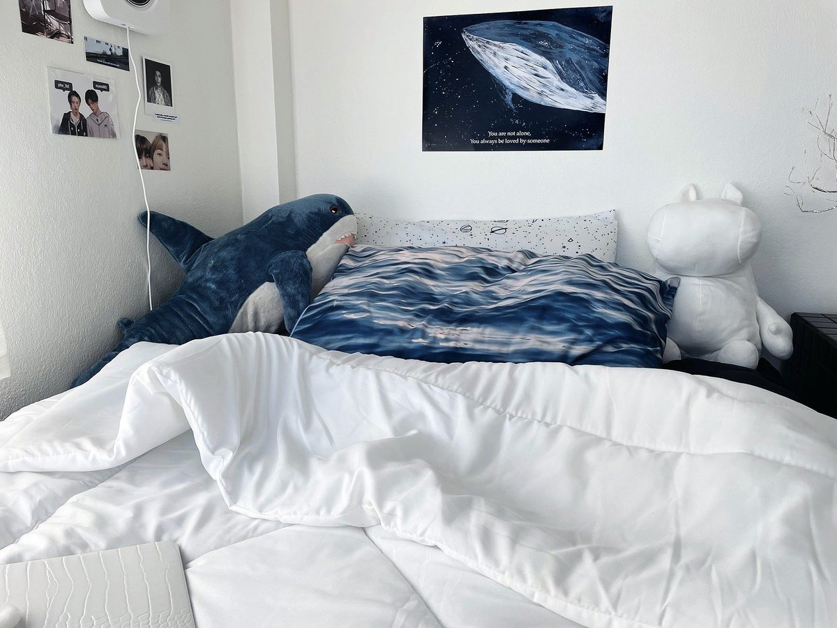 ฟีลเหมือนอยู่โรงแรมสุด แค่ใช้ผ้านวมสีขาว 💭 เปลี่ยน mood ของห้องไปเลย โทนสบายตามากก ผ้ามีความหนาและนุ่ม แต่เย็นสบาย ใช้แล้วไม่ร้อน นอนแล้วเตียงดูด ซักแล้วไม่เป็นขุยด้วย ชอบมาก