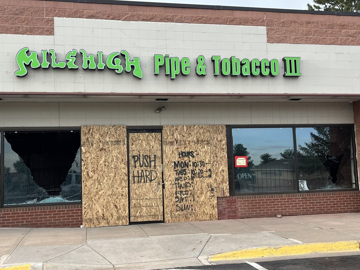 TheRealmarkross's tweet photo. Oopsiesโฆ..gonna need a new head shop #suburblife https://t.co/H44kOwsPoj