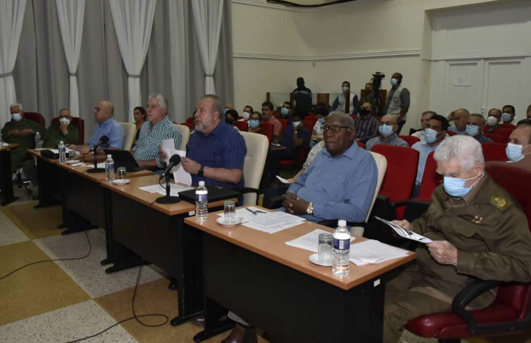 Amanecimos nuevamente en la sede del Estado Mayor Nacional de la Defensa Civil, donde se informó la situación actual en nuestro país 🇨🇺 luego de las intensas lluvias que afectaron principalmente las regiones occidental y central.
#SaldremosAdelante #Cuba 🇨🇺