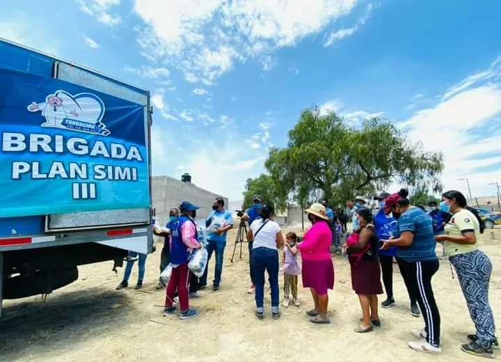 simiradio's tweet photo. La @fundaciondrsimi fue la primera en dar apoyo a 200 familias afectadas por el incendio registrado en el tiradero municipal Escalerillas, ubicado en #Chimalhuacán, #EstadodeMéxico.
Ahí entregó 1.8 toneladas de ayuda. #OrgullosamenteSimi @fsimilares https://t.co/PNLCFO9mcI