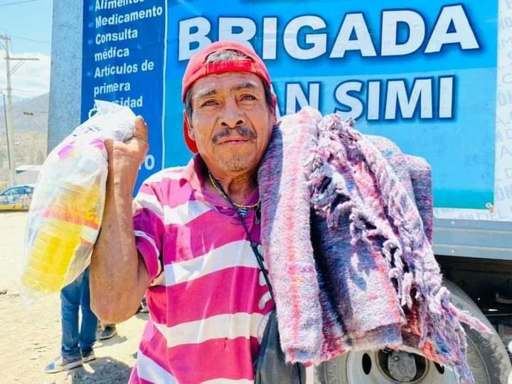 simiradio's tweet photo. La @fundaciondrsimi fue la primera en dar apoyo a 200 familias afectadas por el incendio registrado en el tiradero municipal Escalerillas, ubicado en #Chimalhuacán, #EstadodeMéxico.
Ahí entregó 1.8 toneladas de ayuda. #OrgullosamenteSimi @fsimilares https://t.co/PNLCFO9mcI