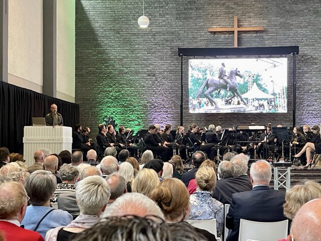MarijDorssers's tweet photo. Mooi symposium Weert ter gelegenheid van opening ‘Kasteelpark Nijenborgh’ én officiële onthulling Ruiterstandbeeld Filips van Montmorency van beeldhouwer @DirixSculptures #Weert #proficiat! https://t.co/IkyWpHy4rk