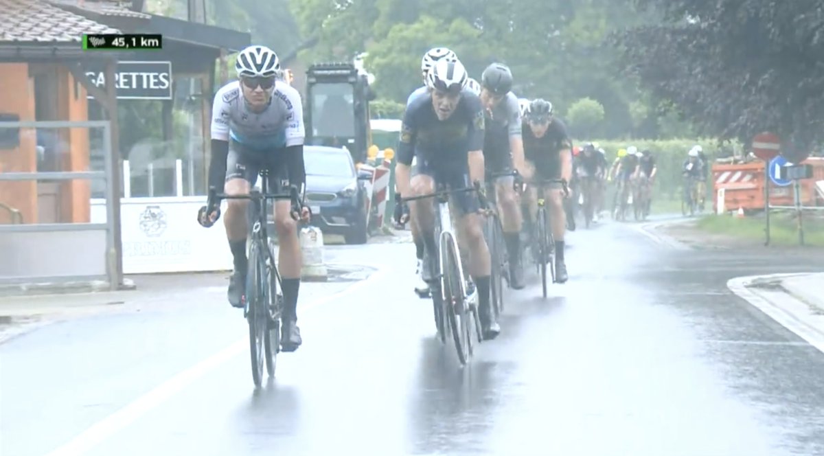 🇧🇪#MemorialVanConingsloo

45 km - The group with Tomas Kopecky is still in front! 
↔️ Gap to peloton: 1'30"

Time to eat for <a href="/_lukeverburg/">Luke Verburg</a> in the peloton, as he protects the breakaway of Tomas Kopecky. 🍴

#RideToWin
