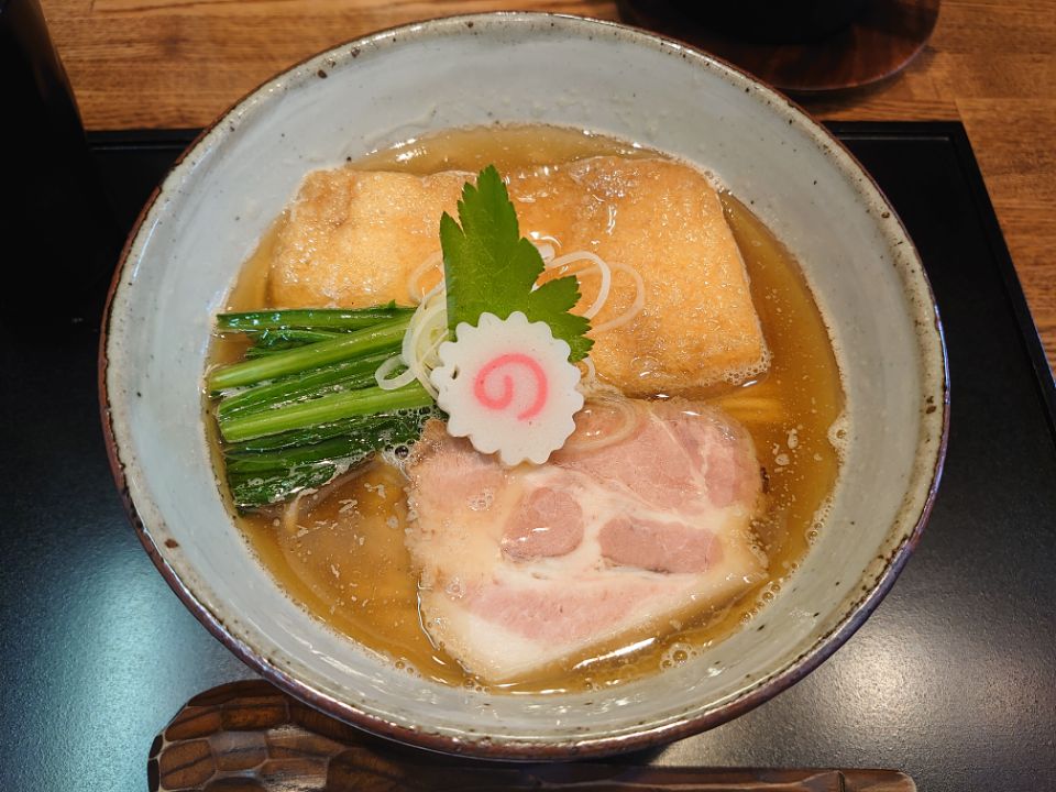 きー ラーメン画像bot 中華蕎麦 きつね 芦花公園 中華蕎麦 初訪問 出汁感たっぷりの重厚なスープに油揚げの甘み 絶妙なバランスでめちゃめちゃうまい ラーメンに油揚げて と思ってたけど杞憂だった 麺は信頼の三河屋製麺 これがまたスープに合うんだわ