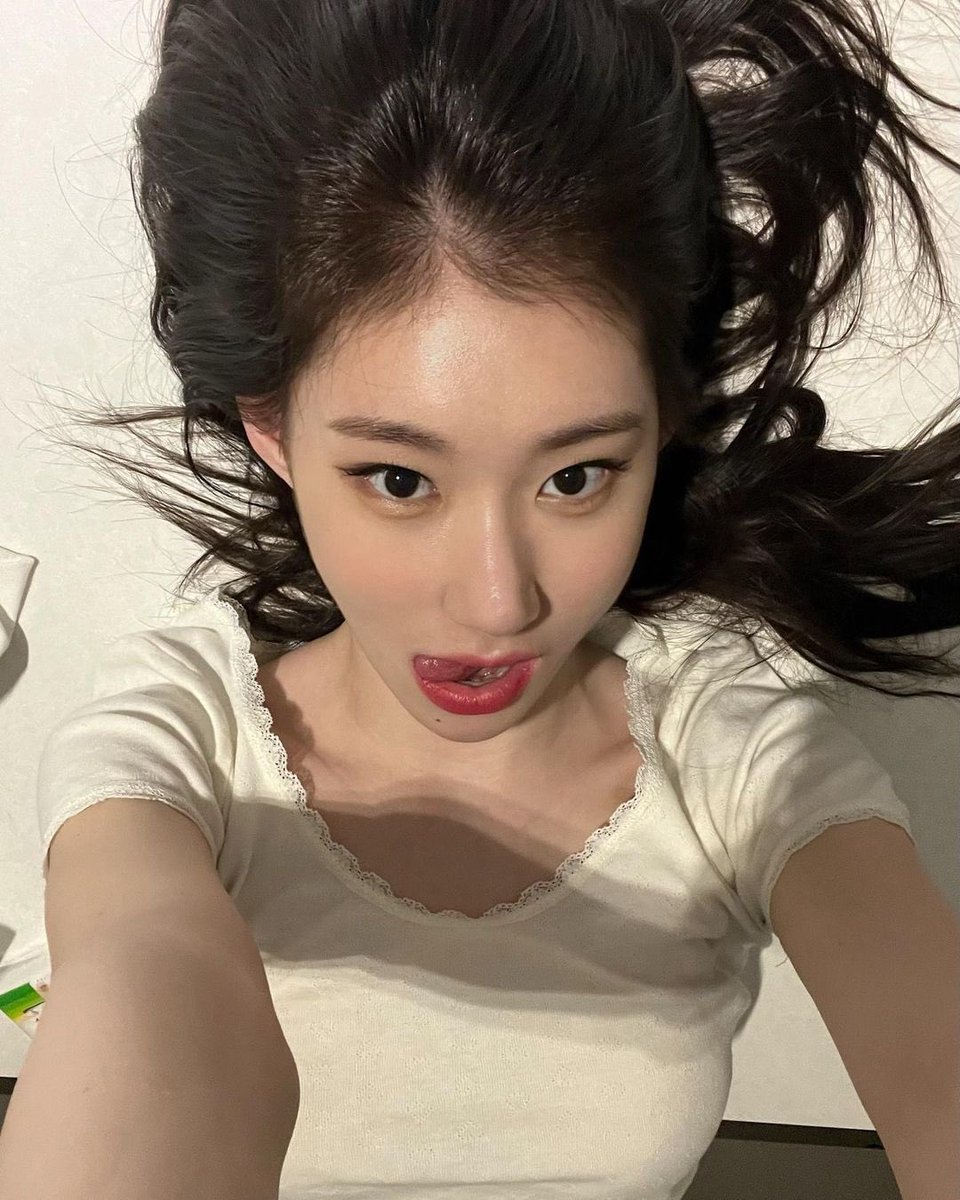 itgirlyj's tweet photo. LEE CHAERYEONG?!?! https://t.co/URygCQ8Pp9