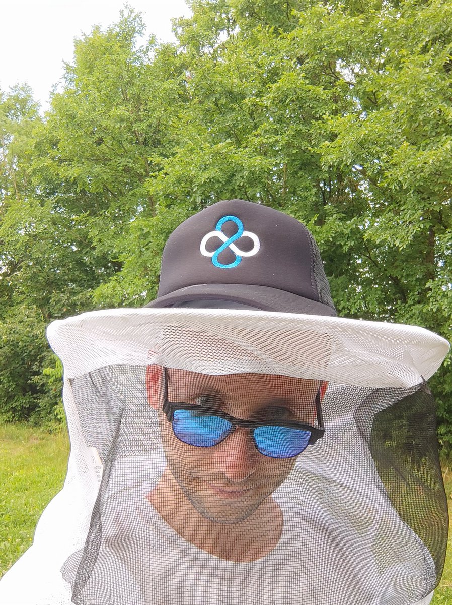 bogdanionita96's tweet photo. #wheremydaogoes a perfect second day #irlm after great @stakeborgdao meet ups in Timisoara, exploring @Fr33_Fly's bees.
The hat signed by @garyvee provided by one of our #veecon2022 attendant @Fr33_Fly 🚀 https://t.co/9L2frSFb6y