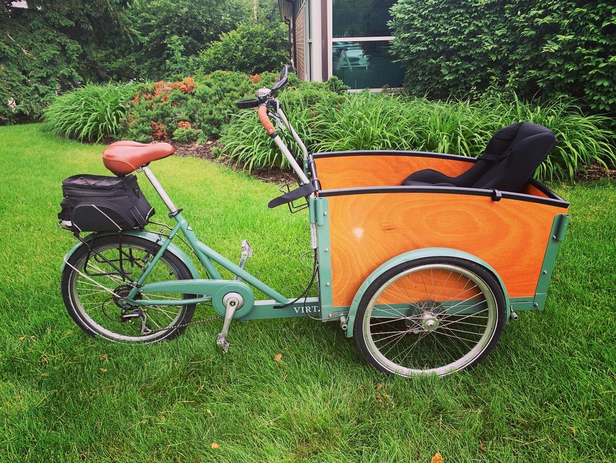 ModeShiftKzoo's tweet photo. An absolute stunner of a #bakfiets stopped by the Portage Market this morning!
#ThisIsACustomer #ThisIsWhatACustomerLooksLike
#BetterByBike #OneLessCar #IBikeIVote #BikeZoo #ModeShiftKzoo #TellYourLocalPoliticianISaidHi https://t.co/MXFvUxMiwN