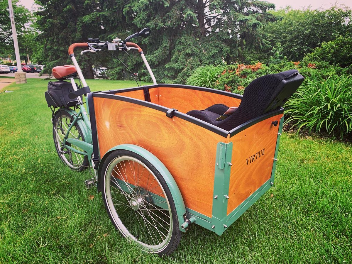 ModeShiftKzoo's tweet photo. An absolute stunner of a #bakfiets stopped by the Portage Market this morning!
#ThisIsACustomer #ThisIsWhatACustomerLooksLike
#BetterByBike #OneLessCar #IBikeIVote #BikeZoo #ModeShiftKzoo #TellYourLocalPoliticianISaidHi https://t.co/MXFvUxMiwN