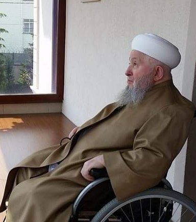 Sevdi, sevildi, sevdirdi. İnsanlara tavsiye ettiği şeyleri evvela kendisi yaşadı. Birlerle başlayan daveti binlere, yüzbinlere, milyonlara ulaştı. 

Öylesine nezih bir hayat yaşadı ki onunla birlikteliği olanlar ona hep hayran oldu.

Rabbim başımızdan eksik etmesin!