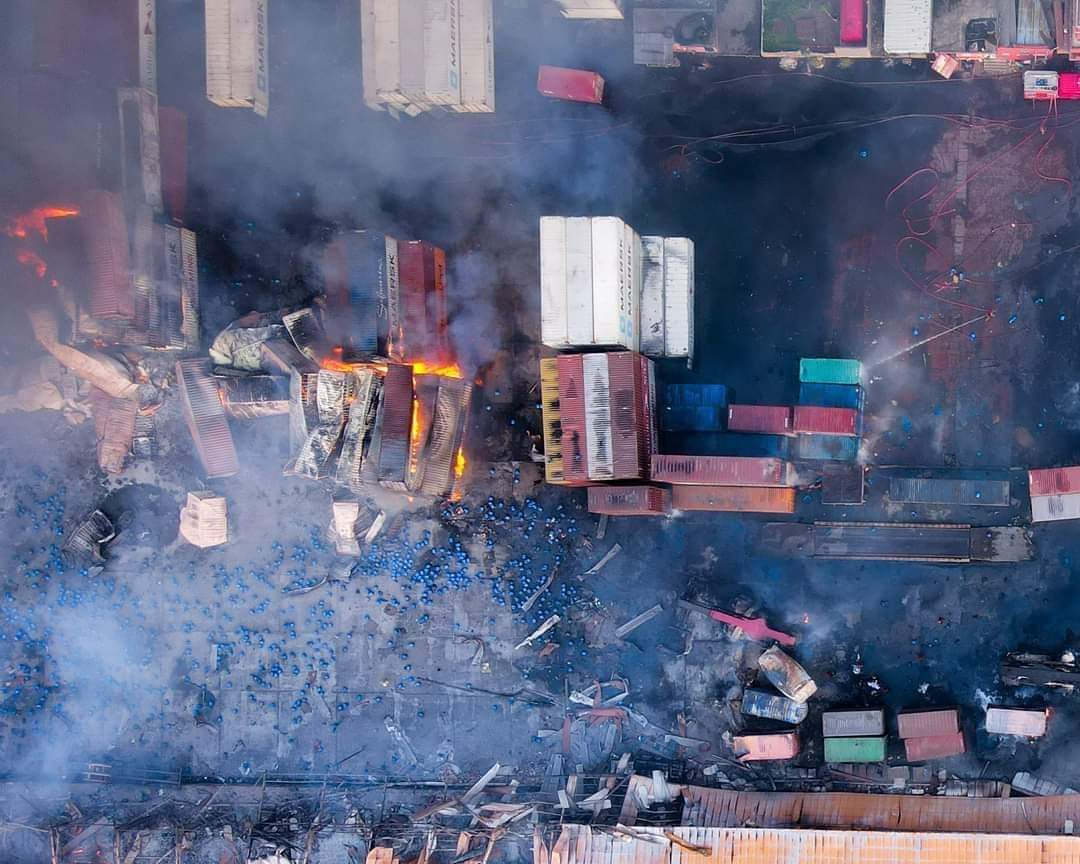 A_H_CHT's tweet photo. 38Deaths,400+injures 
Keep Our SITAKUNDA   in your prayers 
 Tragedy   night.  4.06.2022 
BM Depot. 
Sitakunda needs your dua

Thankful to Fire fighters , Blood Donners and All the Social worker  ,
May Allah grant  Jannah to the martyrs
Ameen
#PrayForChittagong #PrayForChottogram https://t.co/iP4LhLXPBI
