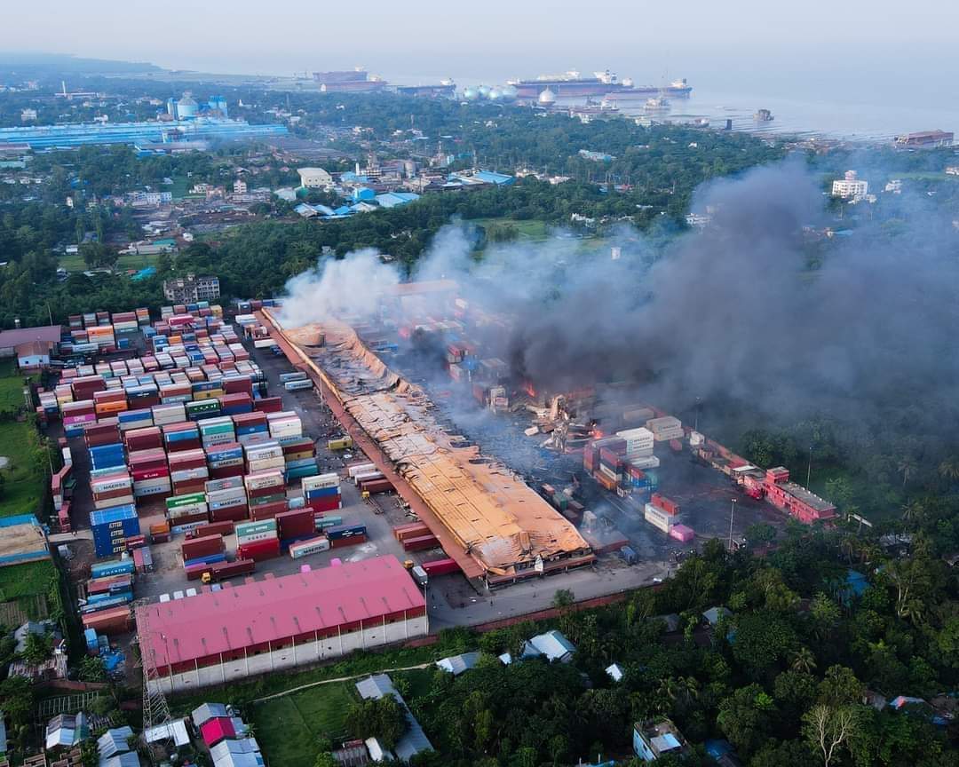 A_H_CHT's tweet photo. 38Deaths,400+injures 
Keep Our SITAKUNDA   in your prayers 
 Tragedy   night.  4.06.2022 
BM Depot. 
Sitakunda needs your dua

Thankful to Fire fighters , Blood Donners and All the Social worker  ,
May Allah grant  Jannah to the martyrs
Ameen
#PrayForChittagong #PrayForChottogram https://t.co/iP4LhLXPBI