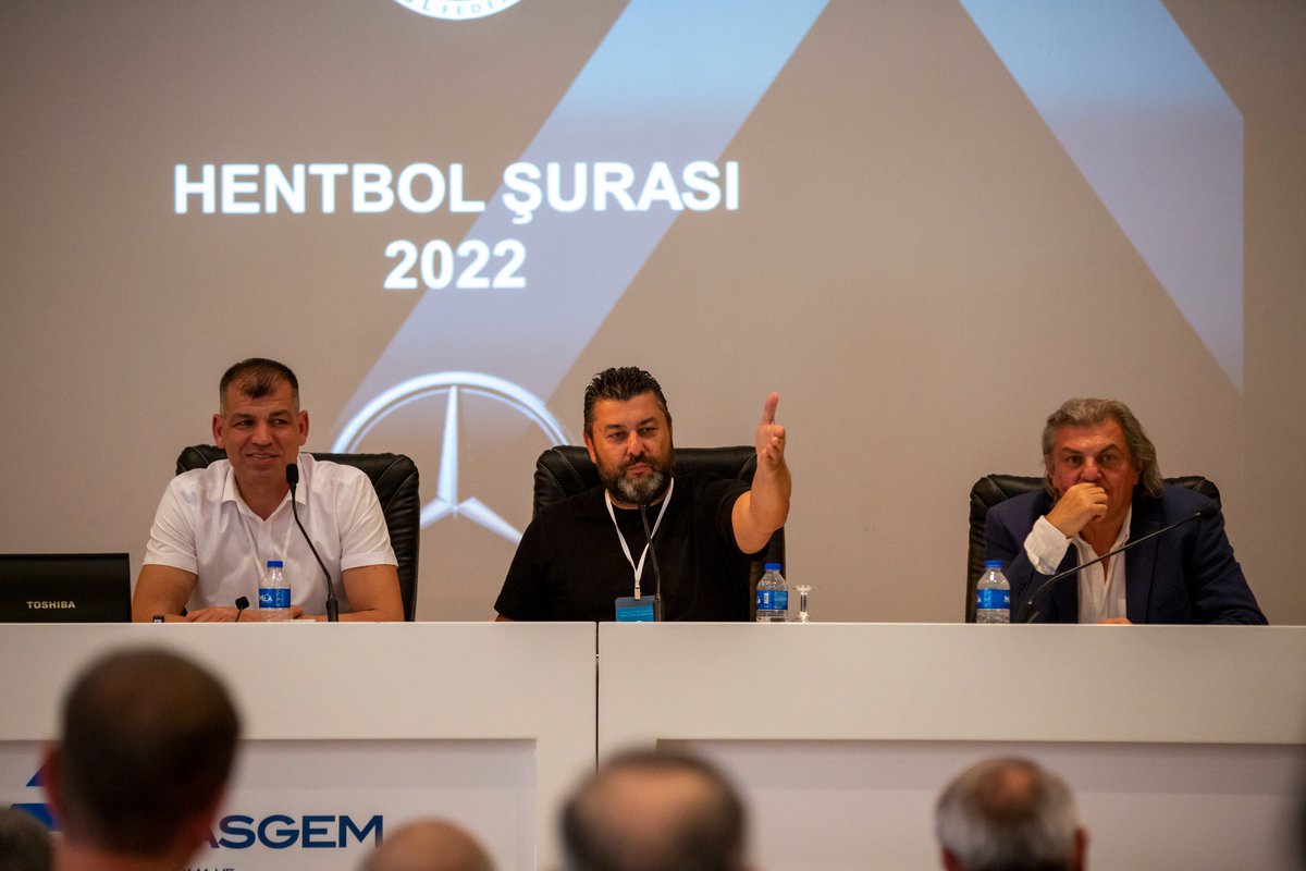 🎙️ Hentbol Şurası 2022, bugün yapılan ikinci gün konuşmalarıyla tamamlandı. 

Şura sonunda katılımcılara sertifika takdim edildi.

THF olarak, hentbolumuzu güzelleştirmek adına Türkiye'nin dört bir yanından gelen tüm konuşmacı ve katılımcılarımıza teşekkür ediyoruz.

#Hentbolİçin