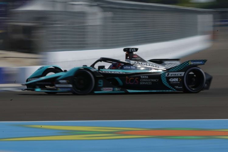 BiLLRaY2019's tweet photo. Mana yang lebih GREGET..!

- MotoGP Mandalika: RT
- Formula E Jakarta   : Like

#MotoGP https://t.co/xUvF5k0R8o