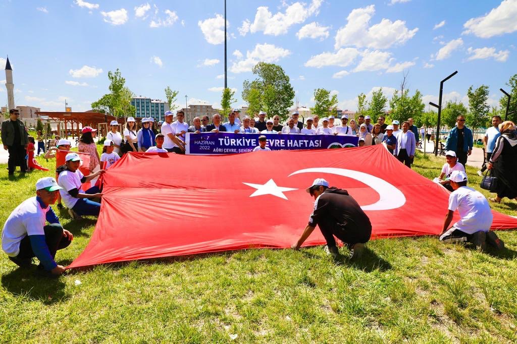 ♻️“Sıfır Atık” temasıyla kutlanan #TürkiyeÇevreHaftası kapsamında düzenlenen
🍀 “81 ilde 81 Milyar Adım Çevre Yürüyüşü” ilimizde, Çevre, Şehir ve Kültür Birim Başkanımız @HidayetOmeroglu, Teşkilatımız, Ağrı Valisi Dr. Osman Varol ve vatandaşlarımızın katılımıyla gerçekleştirildi.