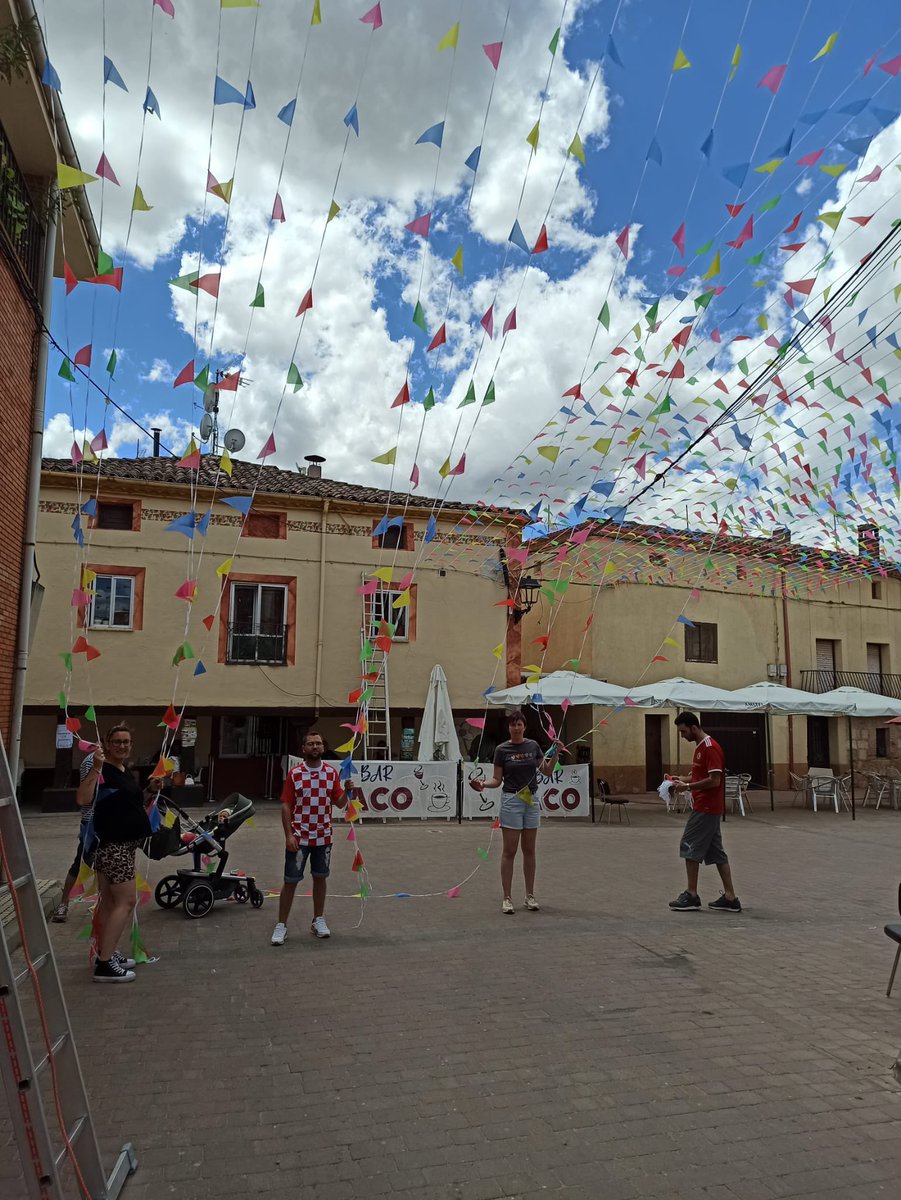 fiestasQdA's tweet photo. Ayer estuvimos colocando los banderines para las #FiestasQdA2022 https://t.co/H8d7VzShBt