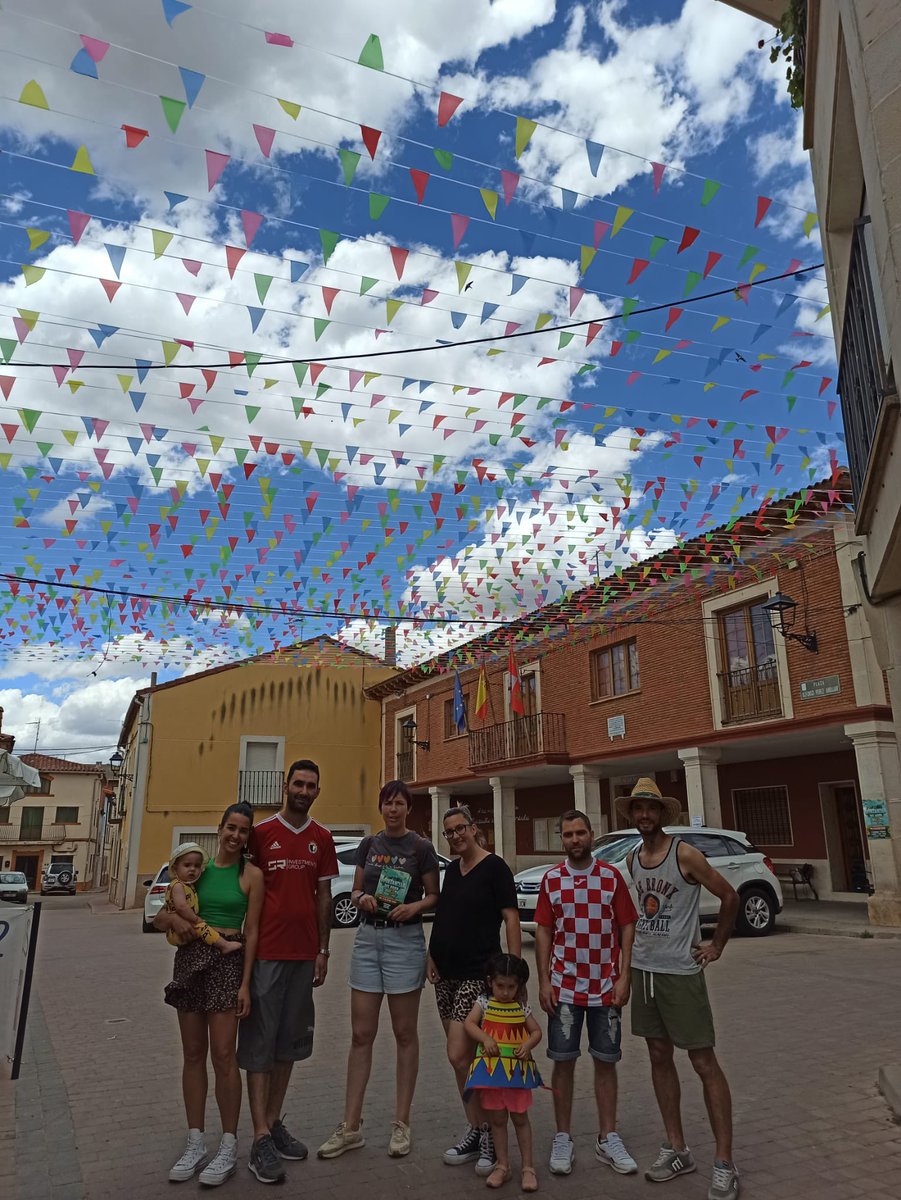 Ayer estuvimos colocando los banderines para las #FiestasQdA2022