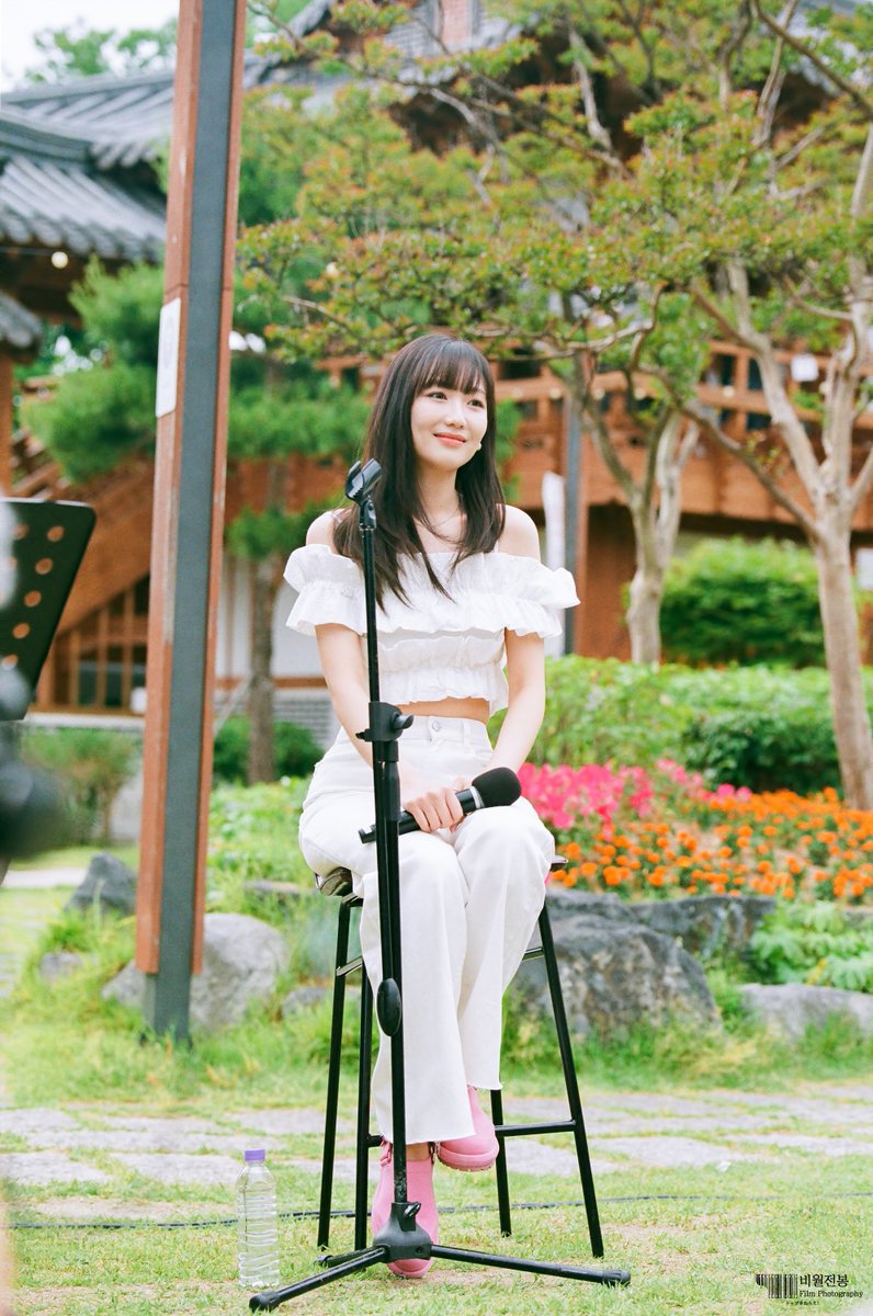 aim4thetop12's tweet photo. 220605 아리랑 TV 트레블 트랙 버스킹 러블리즈 수정 필름 사진 4장 - 02

버스킹 여신 러블리즈 류수정!

#러블리즈 #Lovelyz #류수정 #수정 #Sujeong #수원 #Suwon #Flim #필름 #Flimphotography #필름사진 https://t.co/et02Qz0iXV