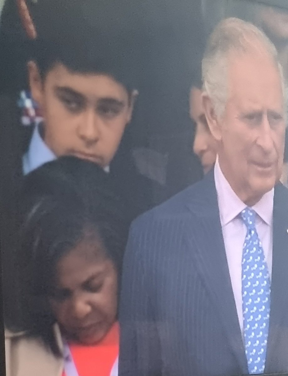 shoppers3612's tweet photo. It's obviously been a long, exciting weekend for the lady behind Prince Charles....she's looked asleep for the last 15 minutes! #platinumjubilee2022 #HM70 #PlatinumJubilee #PlatinumJubileePageant https://t.co/78ybdrFuGW